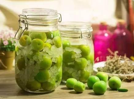 用什么酒可以制作梅子酒？制作梅子酒可以用燒酒、清酒或白蘭地。