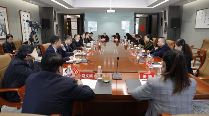 公司副總經(jīng)理、營銷管理公司總經(jīng)理周艷花一行深入一線走訪市場