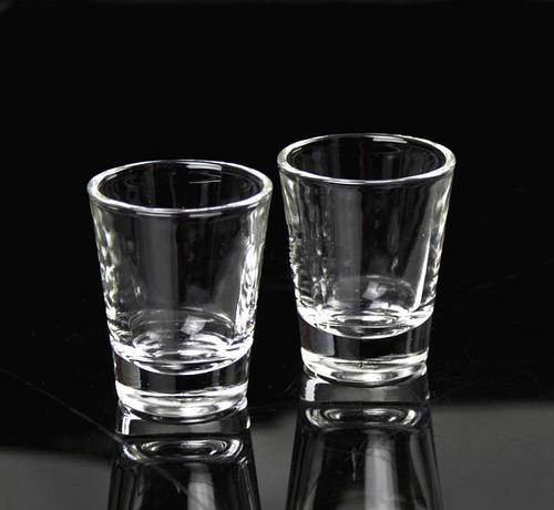 白酒杯的容量是多少？白酒杯和香檳杯有什么區(qū)別？