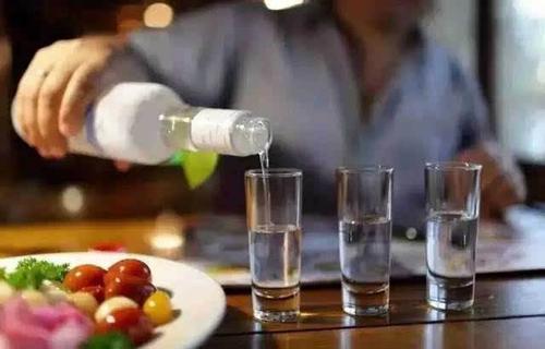 為什么喝酒前要放在手上搓？手搓白酒可以鑒別糧食酒。