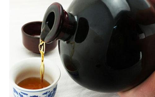 黃酒變酸以后可以當(dāng)做醋嗎？黃酒變酸以后不能繼續(xù)使用。