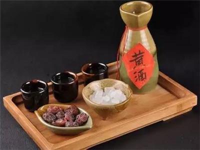 女人什么時候喝黃酒比較好？女人來月經(jīng)或者生小孩期間可以喝黃酒嗎？