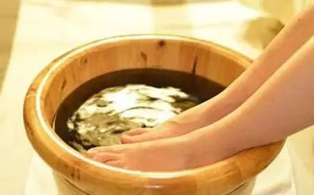 白酒泡腳有什么好處？白酒泡腳有什么注意事項？