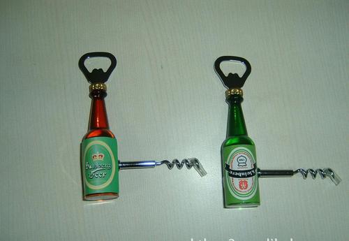 沒(méi)有開(kāi)瓶器怎么開(kāi)啤酒，用眼皮子開(kāi)千萬(wàn)不要模仿哦！