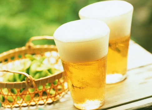 啤酒過(guò)期一年喝了怎么辦？啤酒多久過(guò)期？
