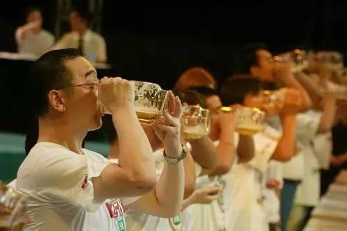 早上空腹喝啤酒有什么危害？空腹喝啤酒容易引起胃炎。