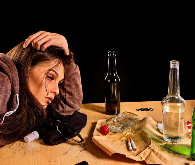 女性經(jīng)期可以喝啤酒嗎？經(jīng)期喝酒有什么危害？
