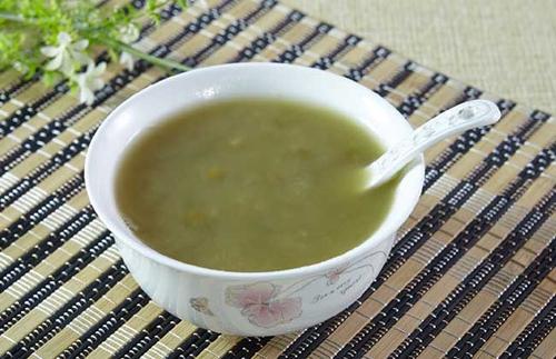 喝啤酒可以喝綠豆湯嗎？綠豆湯和啤酒不能和什么一起吃？