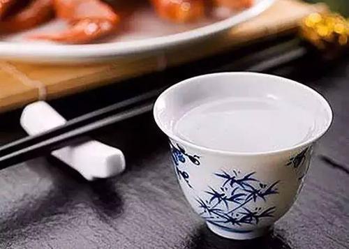 芝麻香型白酒和醬香型白酒、濃香型白酒有什么區(qū)別？芝麻香型白酒有什么優(yōu)勢(shì)？