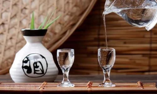 剛蒸餾出來的酒可以喝嗎？剛蒸餾出來的酒不建議大家喝。