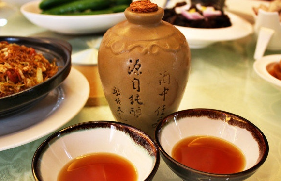每天晚上睡前喝點黃酒好嗎？睡前喝黃酒有什么好處和壞處？