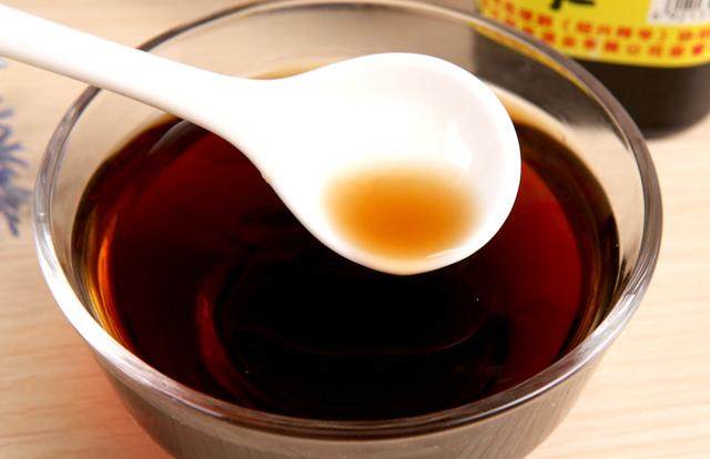 睡前可以喝黃酒嗎？晚上睡覺前喝黃酒好不好？
