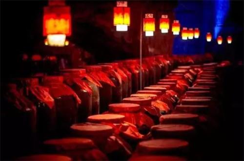 白酒可以儲存多少年？不同香型白酒適合儲存的年限不同。
