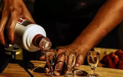 白酒中有哪些營養(yǎng)成分？怎么喝白酒比較健康？