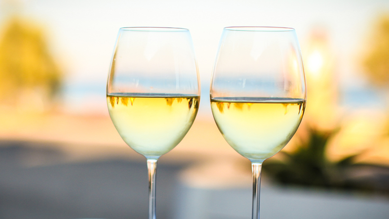 女人可以喝白葡萄酒嗎？白葡萄酒女人喝好嗎？