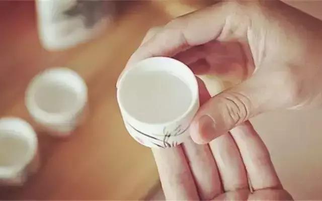 一天喝多少白酒合適什么時間喝最佳？你了解了嗎？