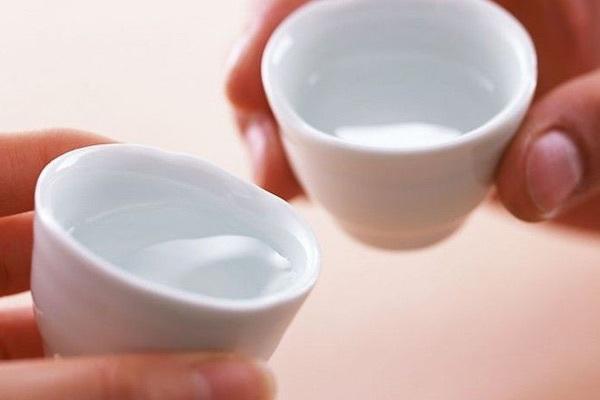 喝白酒要用什么杯子？在家喝酒該準(zhǔn)備怎樣的杯子