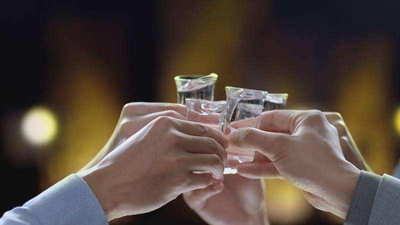 為什么中國人喜歡喝白酒？喝白酒有什么好處和危害？