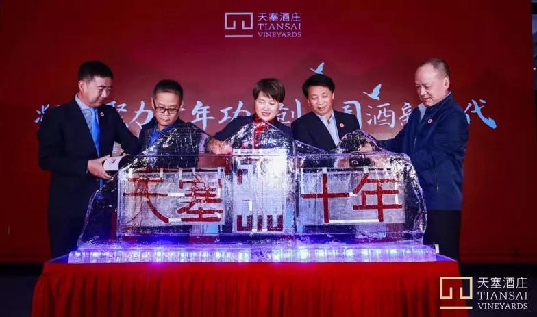奔富名將加盟天塞，精品酒進(jìn)階大單品，國產(chǎn)酒超車關(guān)鍵在“換道”？