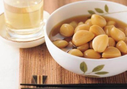 大蒜泡酒有什么功效？大蒜泡酒適合什么人喝？