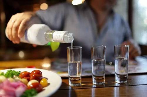 女性喝白酒有什么注意事項？女性喝白酒有什么好處？