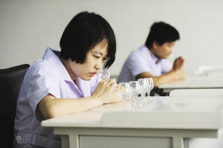 空杯聞香的方法是什么？如何通過(guò)空杯留香判斷白酒質(zhì)量？
