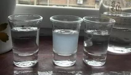 低度白酒產(chǎn)生渾濁的原因是什么？白酒有渾濁還可以喝嗎？