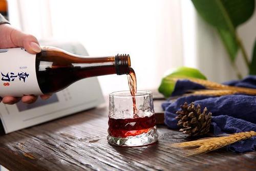 喝紫酒為什么要搖杯？喝紫酒應(yīng)該用什么酒杯？