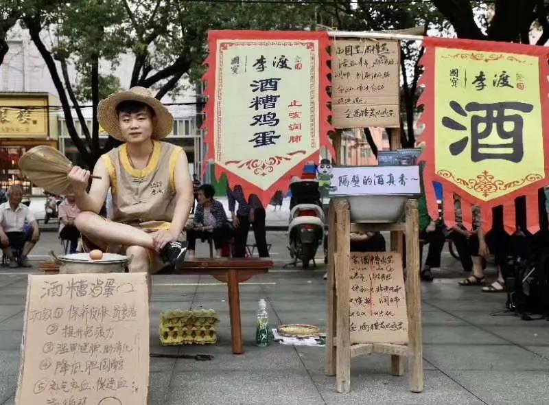 地?cái)偨?jīng)濟(jì)開放，酒業(yè)“練攤”你去了嗎？