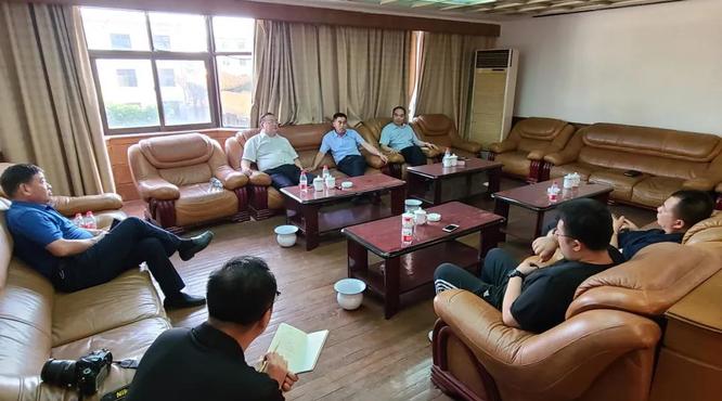 河南省酒業(yè)協(xié)會(huì)會(huì)長(zhǎng)熊玉亮、總工程師趙書民一行蒞臨宋河酒業(yè)調(diào)研指導(dǎo)