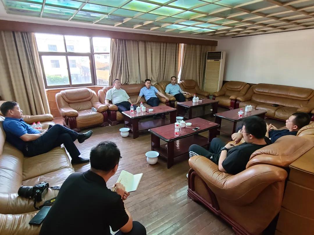 河南省酒業(yè)協(xié)會(huì)會(huì)長(zhǎng)熊玉亮、總工程師趙書(shū)民一行蒞臨宋河酒業(yè)調(diào)研指導(dǎo)