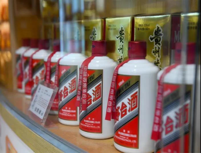 黃牛花式套1499飛天茅臺酒，每天組織當?shù)厝藛T往返茅臺、廣州