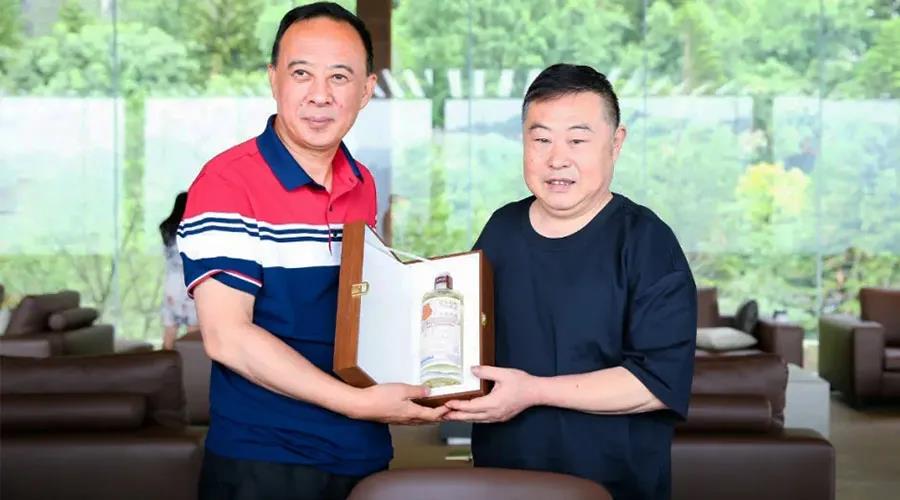 一個(gè)造醬酒、一個(gè)做雞湯：兩個(gè)“硬核”老板的一次握手