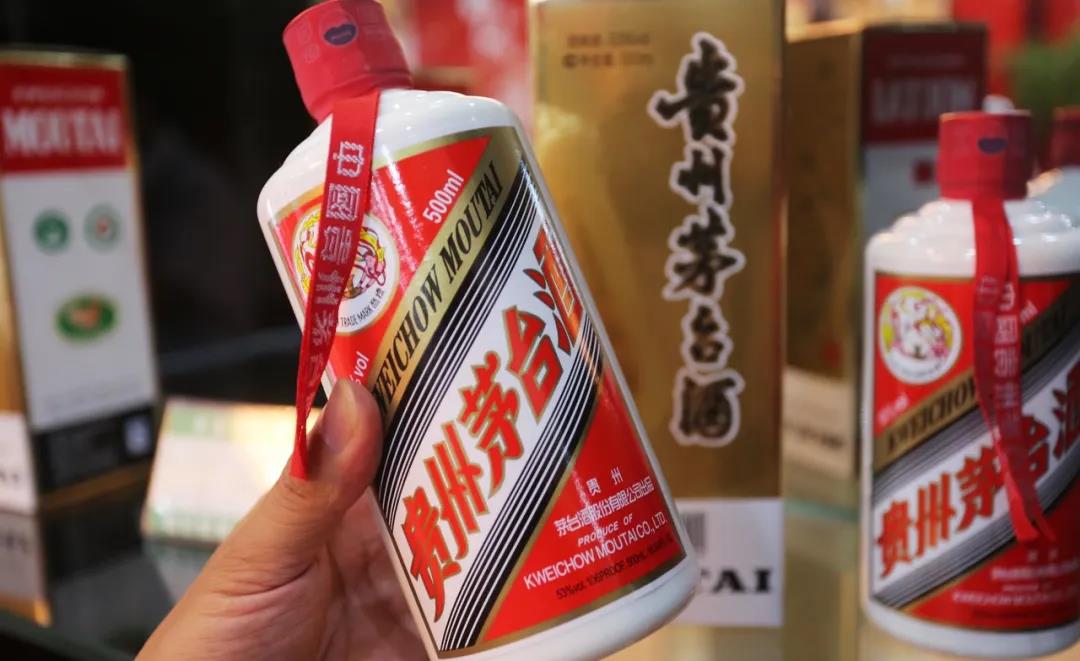 貴州茅臺1688元漲停，飛天茅臺批發(fā)價2480一瓶，市值一天波動頂上一個瀘州老窖