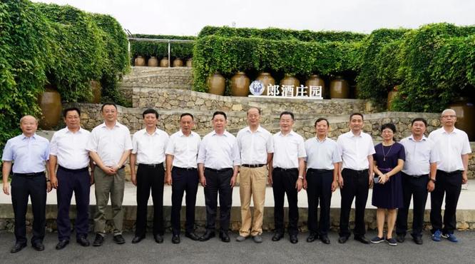 省人大常委會黨組副書記、副主任黃新初率團調(diào)研郎酒莊園