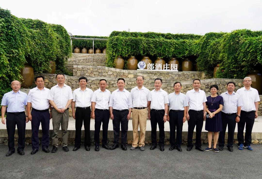 省人大常委會(huì)黨組副書記、副主任黃新初率團(tuán)調(diào)研郎酒莊園