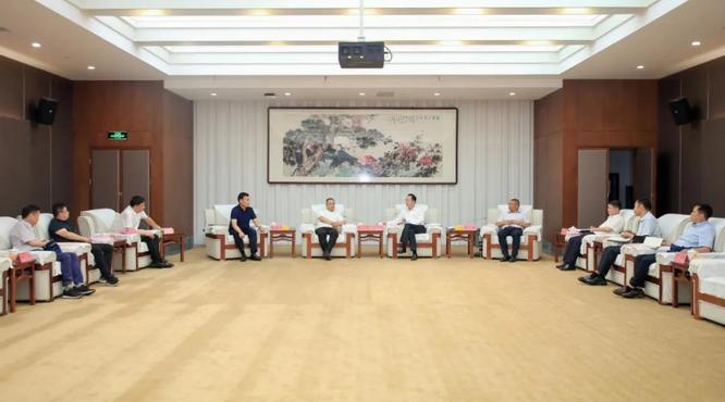 茅臺(tái)集團(tuán)董事長高衛(wèi)東分別與來訪單位、企業(yè)座談