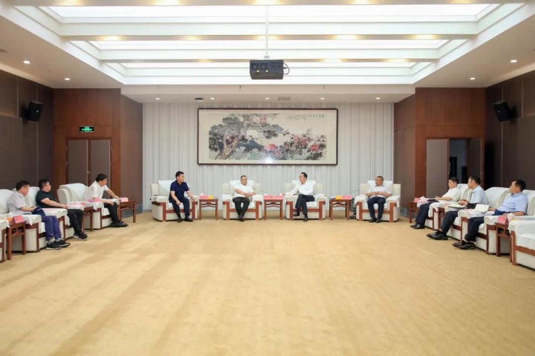 茅臺集團董事長高衛(wèi)東分別與來訪單位、企業(yè)座談