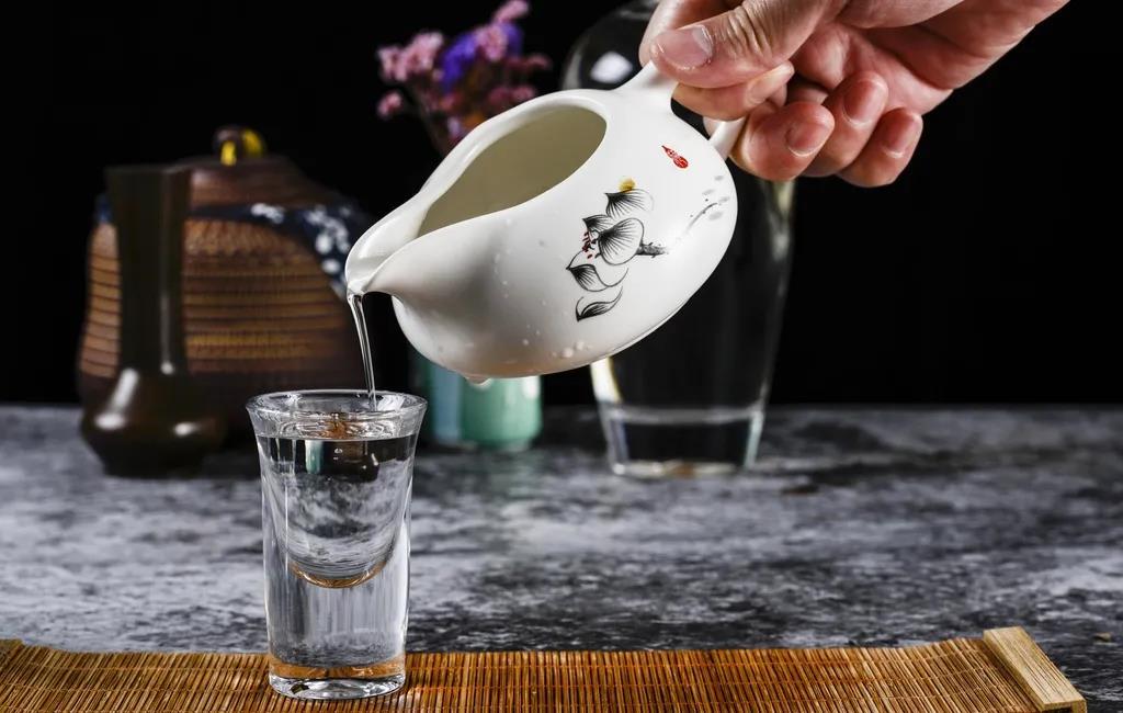 簡(jiǎn)裝酒三大陣營(yíng)會(huì)戰(zhàn)餐飲渠道，兩個(gè)要點(diǎn)成動(dòng)銷(xiāo)破局勝負(fù)手