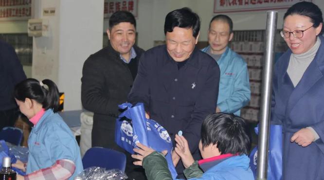 黃酒集團公司領導慰問一線加班職工，致敬奮斗者