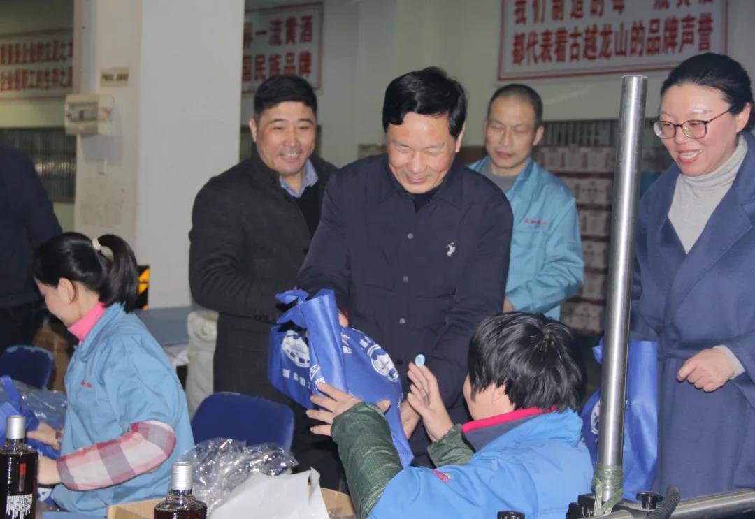 黃酒集團公司領導慰問一線加班職工，致敬奮斗者