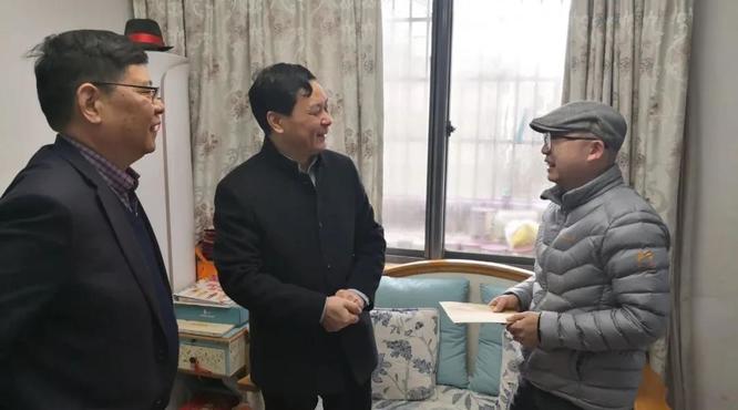 黃酒集團(tuán)領(lǐng)導(dǎo)走訪慰問老黨員、困難職工和結(jié)對困難戶