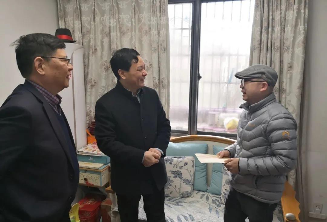黃酒集團領導走訪慰問老黨員、困難職工和結對困難戶