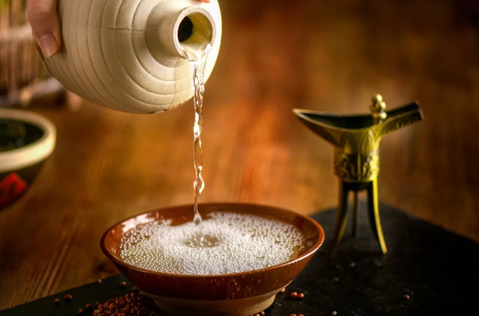 白酒勾兌調(diào)味的方式，什么是勾兌白酒？