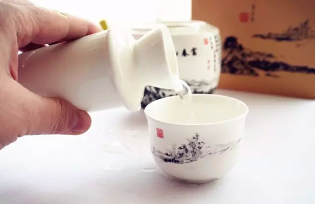 喝白酒因?yàn)槭裁瓷项^？上頭的因素