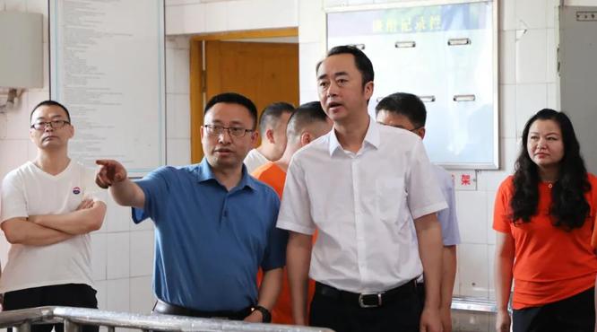 茅臺酒五輪次開烤，高衛(wèi)東李靜仁到車間調(diào)研生產(chǎn)