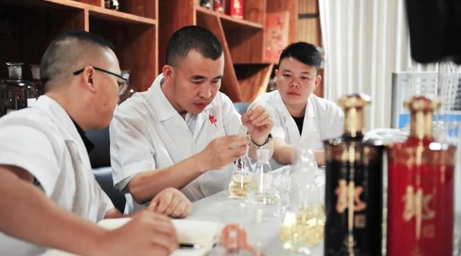 程偉大師釀酒，注入匠心郎酒就有了溫度、情感和靈魂