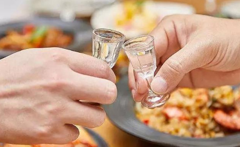 喝白酒的作用，飲用白酒的利與弊  