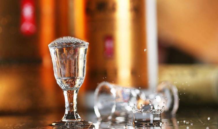 白酒中放橡木變什么(白酒放橡木桶會(huì)變成什么)
