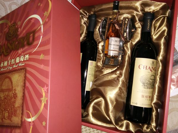 張?jiān)?0年葡萄酒多少錢(10年張?jiān)Ｆ咸丫片F(xiàn)在多少一瓶)